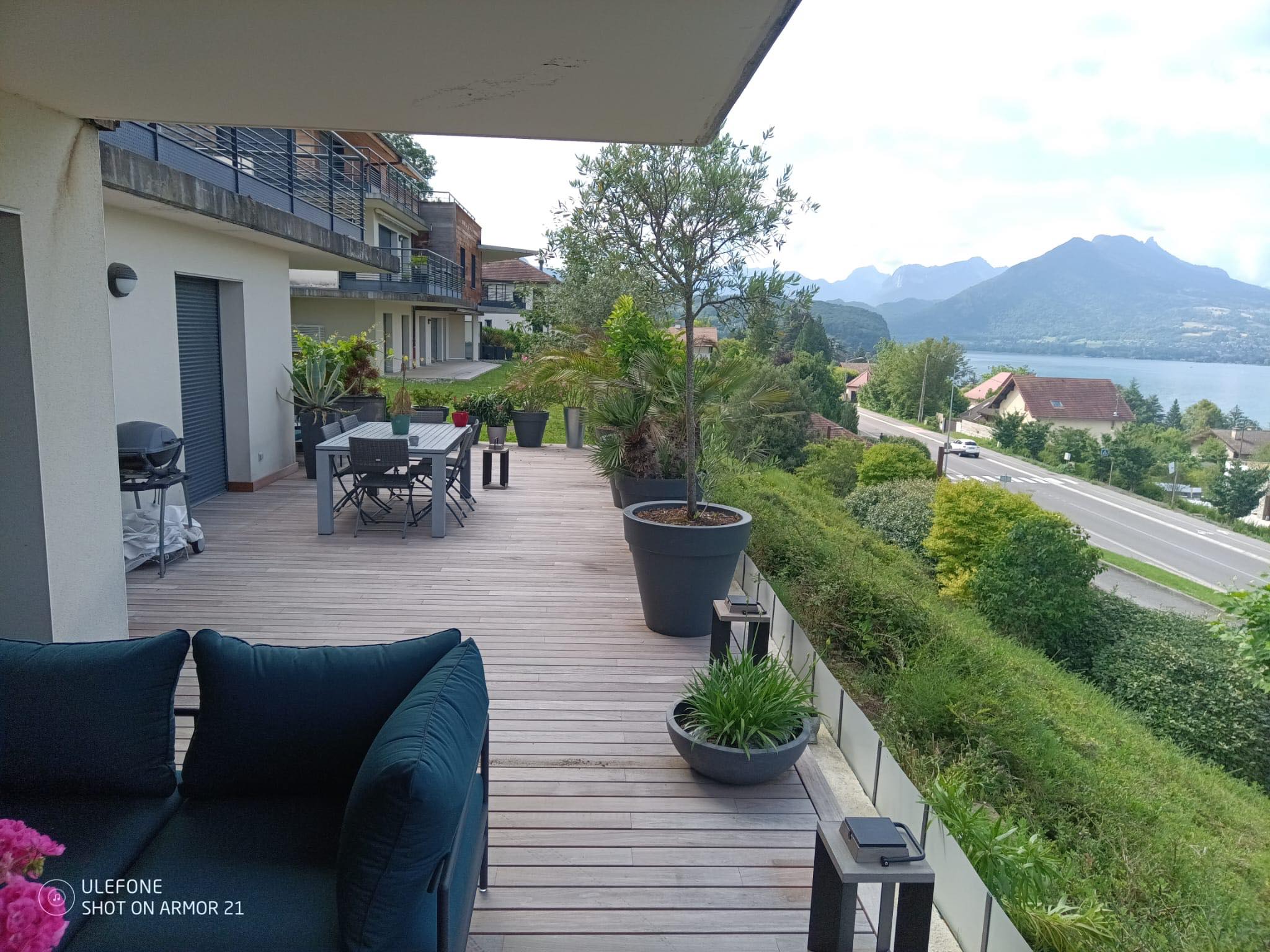 rénovation extérieure: rénovation de terrasse, bois haut-de-gamme, vue sur le lac d'Annecy à Veyrier-du-lac