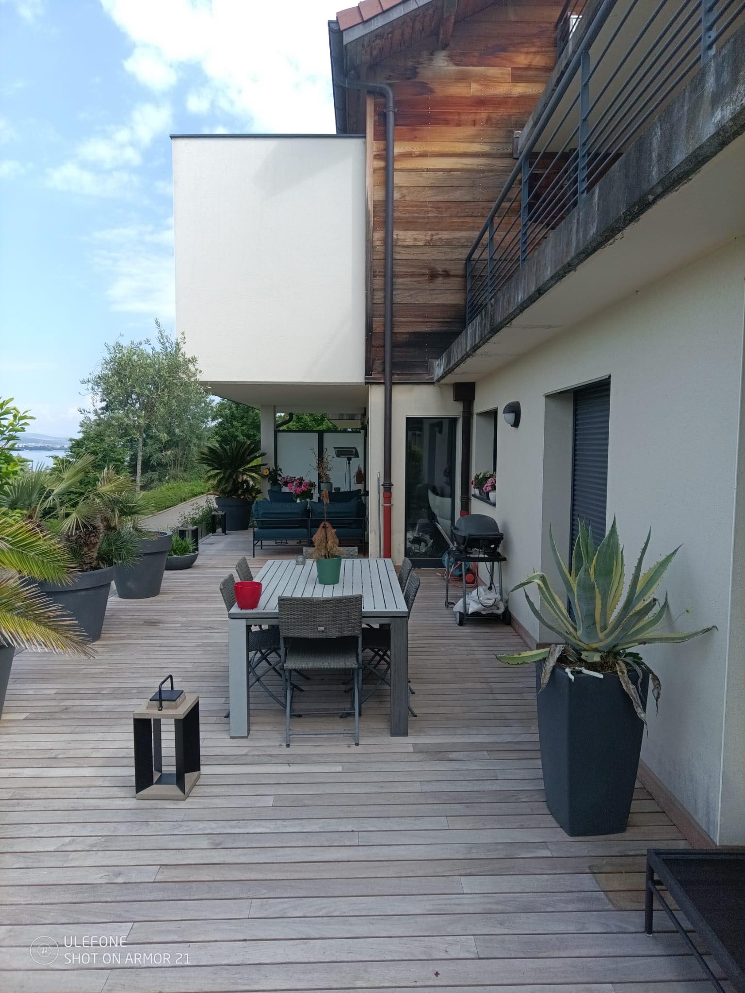 rénovation de terrasse: terrasse en bois haut-de-gamme près d'Annecy après les travaux